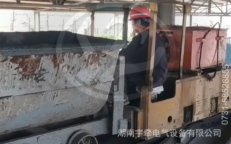 2.5噸蓄電池防爆電機(jī)車現(xiàn)場(chǎng)視頻.jpg