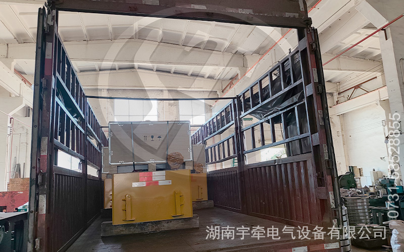 一批定制型2.5噸蓄電池電機(jī)車發(fā)貨4.jpg