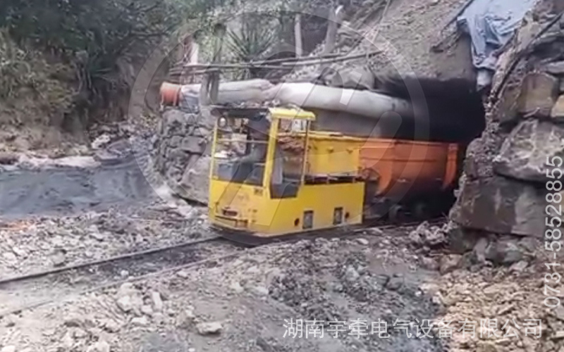2.5噸防爆蓄電池電機(jī)車海外運(yùn)行視頻.jpg