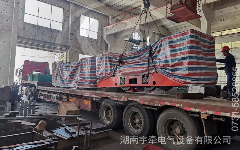 一批雙駕駛室8噸蓄電池電機車發(fā)貨.jpg
