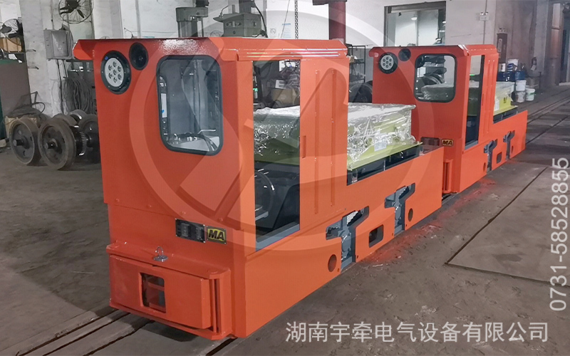 5噸鋰電池電機車發(fā)往金礦 1.jpg