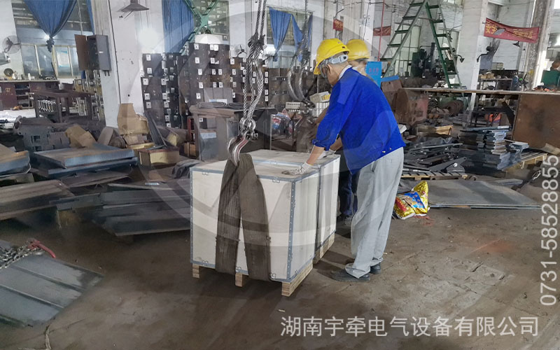 5噸鋰電池電機車發(fā)往金礦 2.jpg