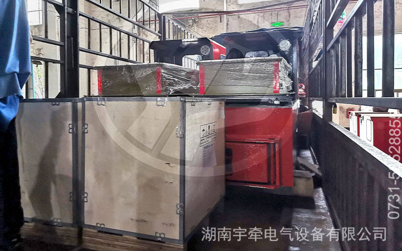 5噸鋰電池電機車發(fā)往金礦 4.jpg
