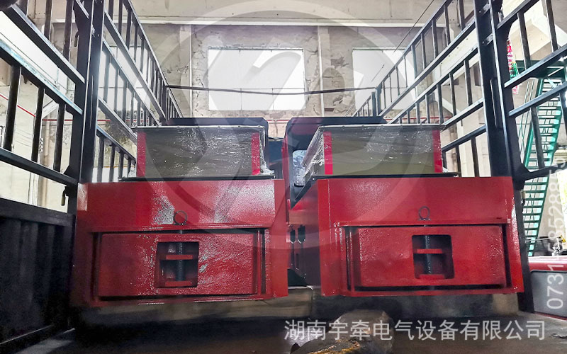 5噸鋰電池電機車發(fā)往金礦 3.jpg